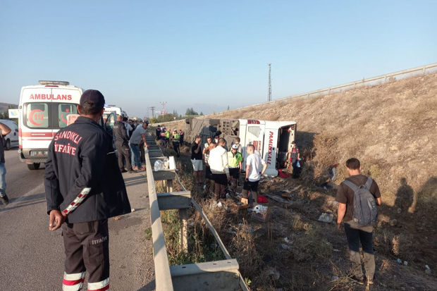 Türkiyədə çağırışçıları aparan avtobus aşdı - Bir nəfər öldü, 30 nəfər yaralandı