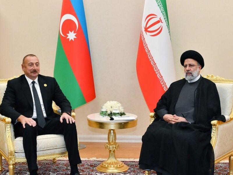 İlham Əliyev İranın dövlət başçısı ilə görüşdü