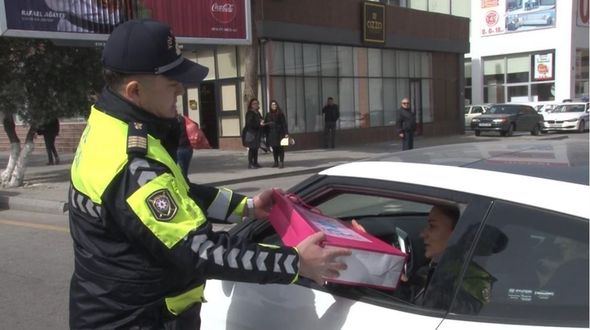 Sumqayıt polisi qayda pozan qadın sürücü və sərnişinləri saxlayıb mükafat verdi - FOTO 