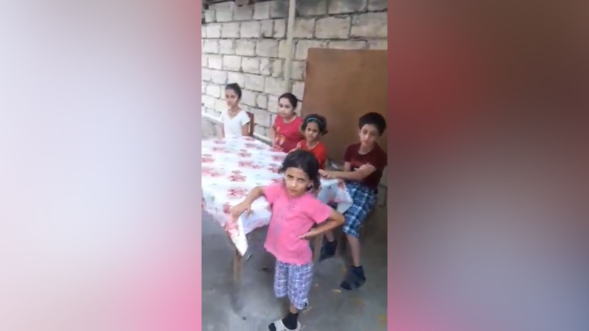 Məcburi köçkünlərin dözülməz həyat şəraiti: "Pəncərəsi olmayan yerdə, nəmişlik içərisində yaşayırıq" - VİDEO