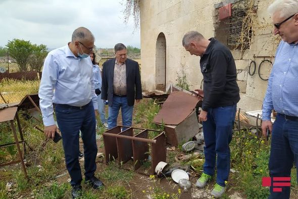 Rusiyalı deputatlar Allahverdi Bağırovun məzarı önündə - FOTO