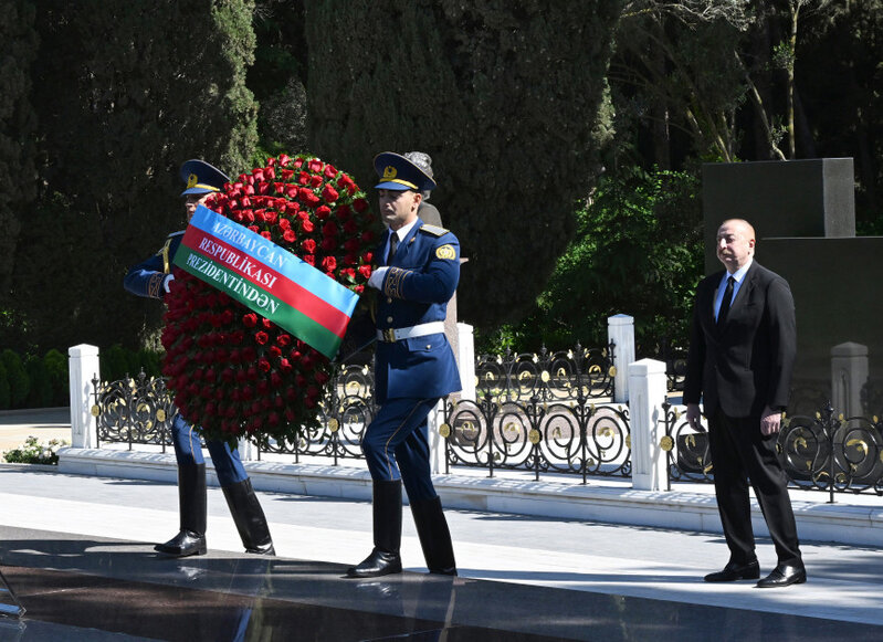 Prezident və birinci xanım Heydər Əliyevin məzarını ziyarət ediblər - FOTOLAR