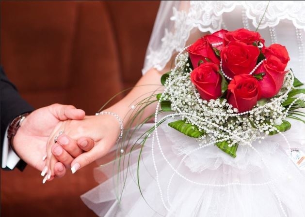 Azərbaycanda bəy evini bəzəməyə gedən gəlinin qohumları qəzaya düşüb, ölən var