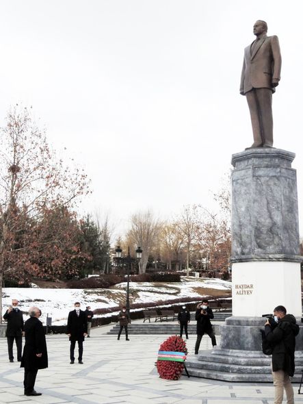 Əli Əsədov Ankarada Heydər Əliyev parkını ziyarət etdi - FOTO