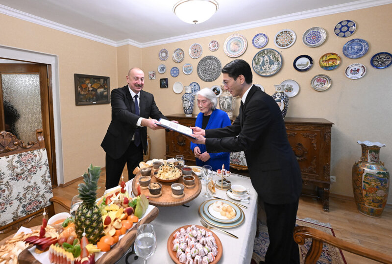 Prezident Aytmatovun ailəsi ilə çay süfrəsi arxasında - FOTOLAR