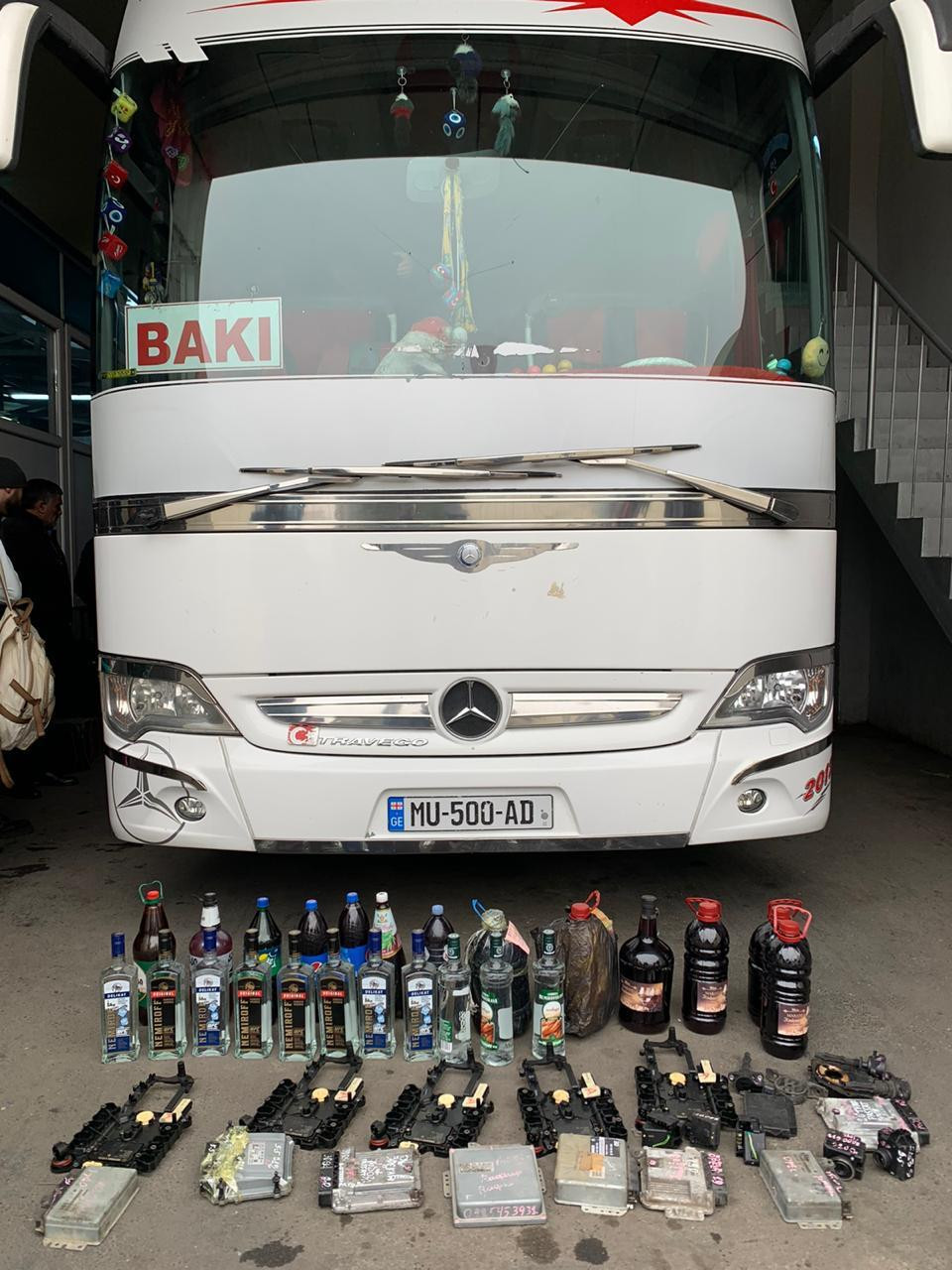 Gürcüstandan gələn avtobusda spirtli içkilər aşkarlandı