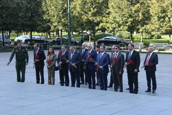 Sahibə Qafarova naməlum əsgərin məzarını ziyarət etdi – FOTO 