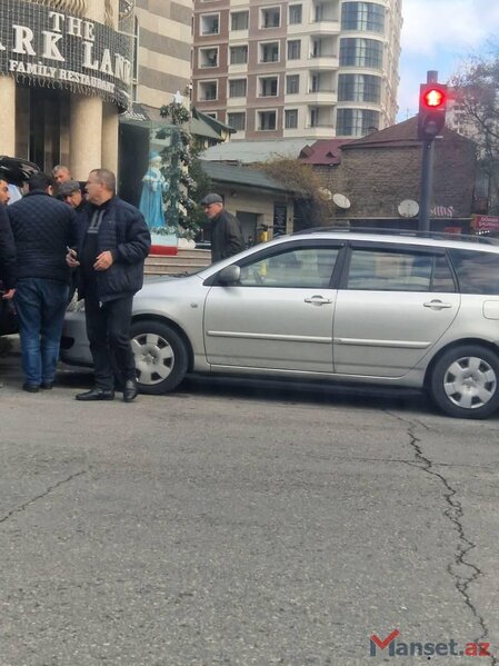 Bakıda yüksək vəzifəli şəxsin xidməti maşını qəzaya uğradı - FOTO