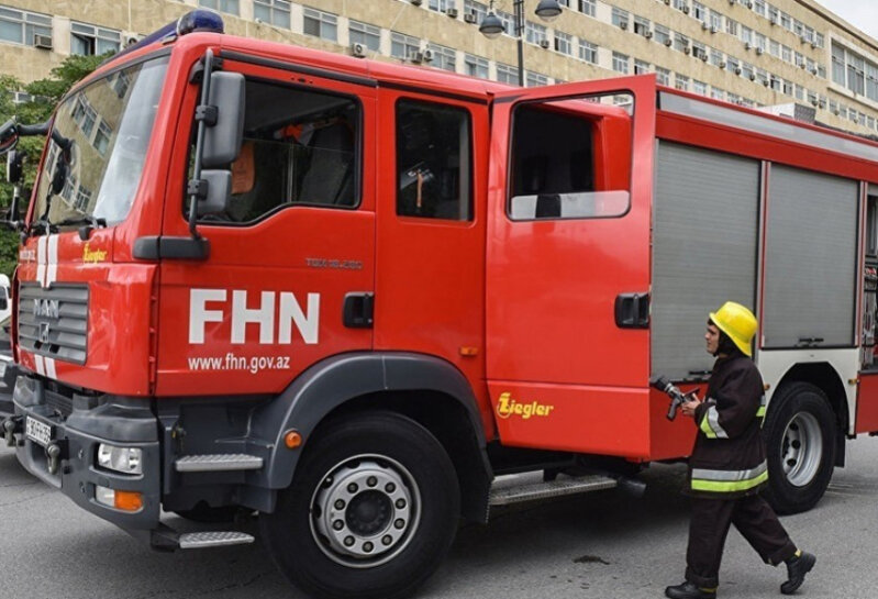 Bakıda çoxmərtəbəli binada yanğın baş verib