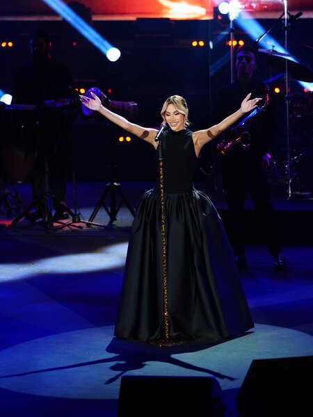 Röya 25 illik hesabatını verdi - FOTOLAR