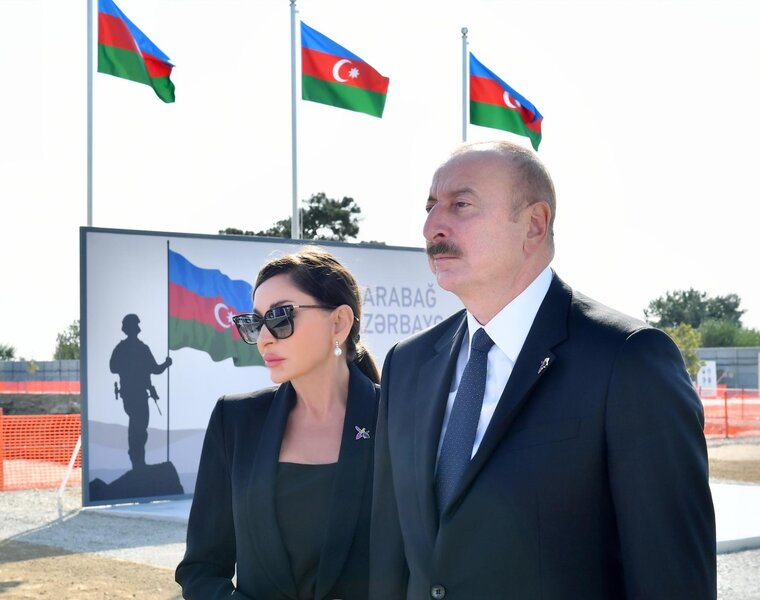 İlham Əliyev və Mehriban Əliyeva Bakıda inşası davam etdirilən Zəfər parkında olublar - FOTOLAR