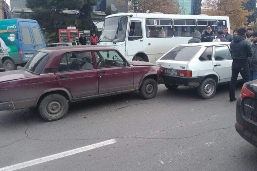 Gəncədə zəncirvari avtomobil qəzası baş verib