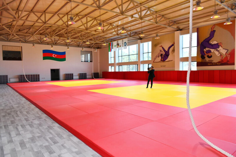 Prezident Sumqayıt şəhər stadionunda yaradılan şəraitlə tanış olub - FOTO