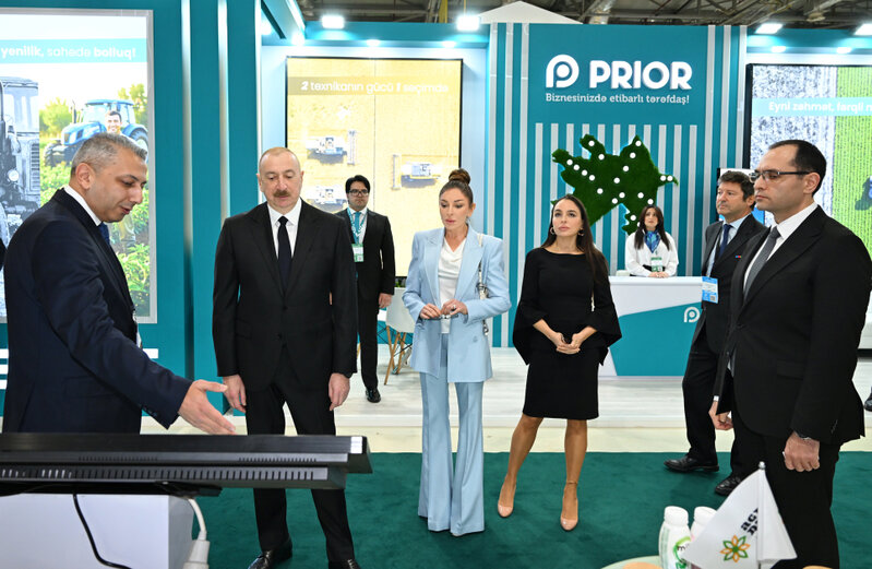 Prezident ailəsi ilə sərgidə - Fotolar