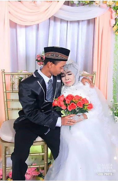 23 yaşlı gənci övladlığa götürdü, sonra ona ərə getdi - FOTO