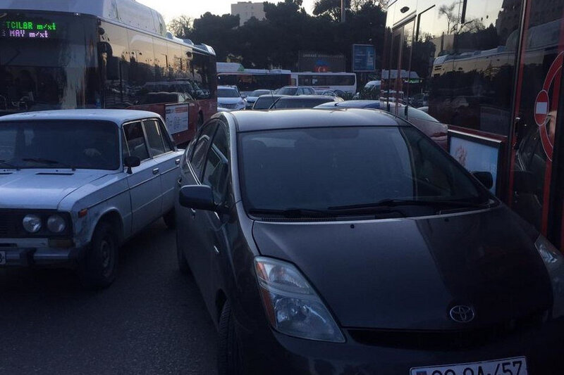 Bakıda yol qəzası tıxac yaradıb - FOTO