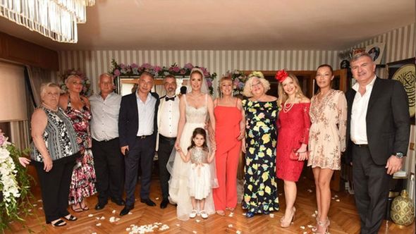 Türkiyəli məşhur müğənni evləndi - FOTO