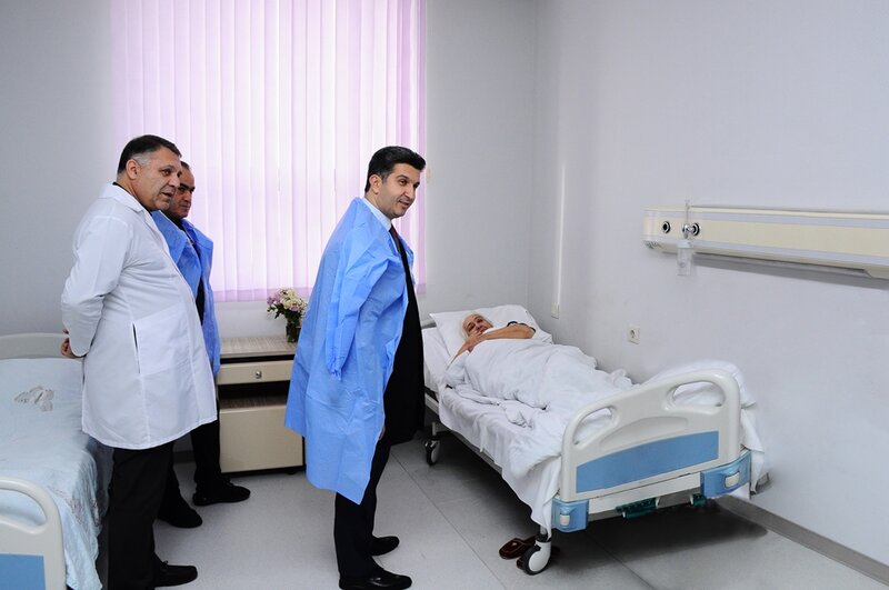 Naftalanlı iki şəhid anası xəstəxanada ziyarət edilib - FOTOLAR