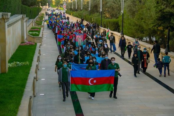 Könüllülər Bayraq Günü münasibətilə Ulu Öndərin məzarını və Şəhidlər Xiyabanını ziyarət ediblər - FOTO