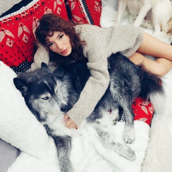 Dilarə Kazımova evində itləri ilə - FOTOLAR