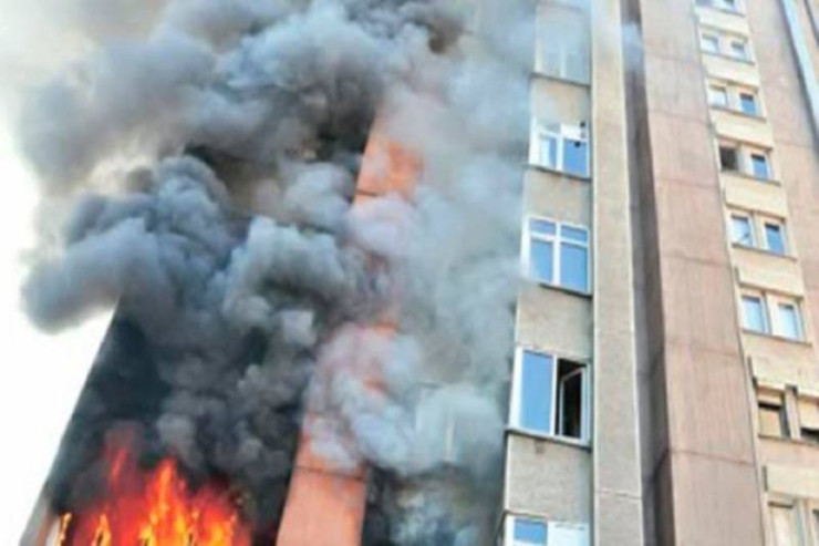 Bakıda yaşayış binasında yanğın başladı