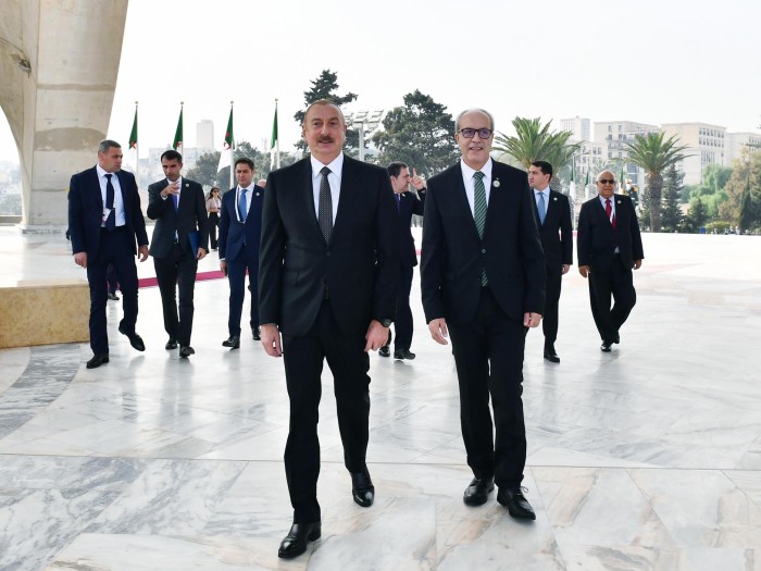 Prezident Əlcəzairdə Şəhidlər abidəsini və Milli Mücahidlər Muzeyini ziyarət etdi - YENİLƏNİB / FOTOLAR