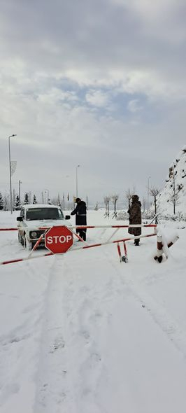 Laçında polis əməkdaşları qarlı hava şəraitində xidməti fəaliyyətlərini davam etdirirlər