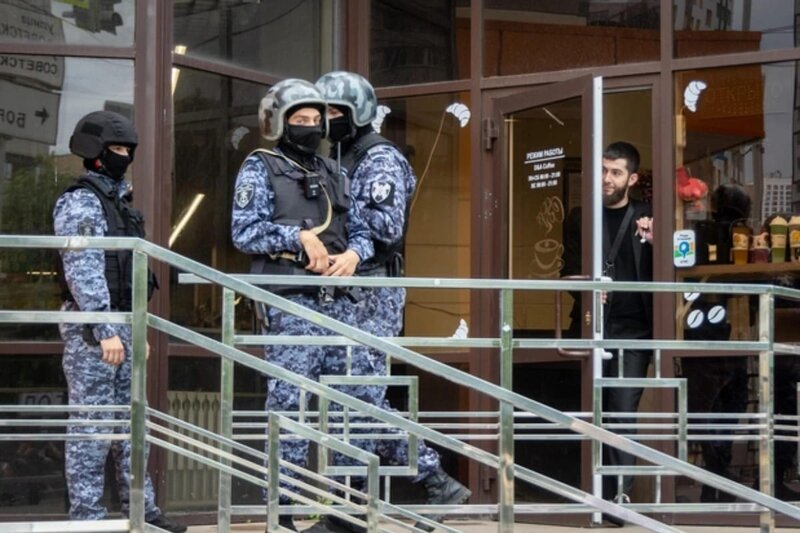 Rusiyanın güc strukturlarının əməkdaşları yenidən Yekaterinburqdakı 'Baku Plaza'ya gəliblər - FOTOLAR