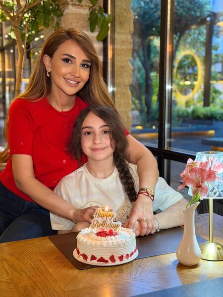 Məşhur aparıcıdan qızına duyğusal təbrik - FOTOLAR