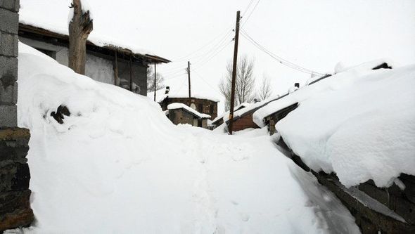 Türkiyədə kənd qarın atında qaldı: Evlərdən çıxmaq üçün tunel qazırlar - FOTO