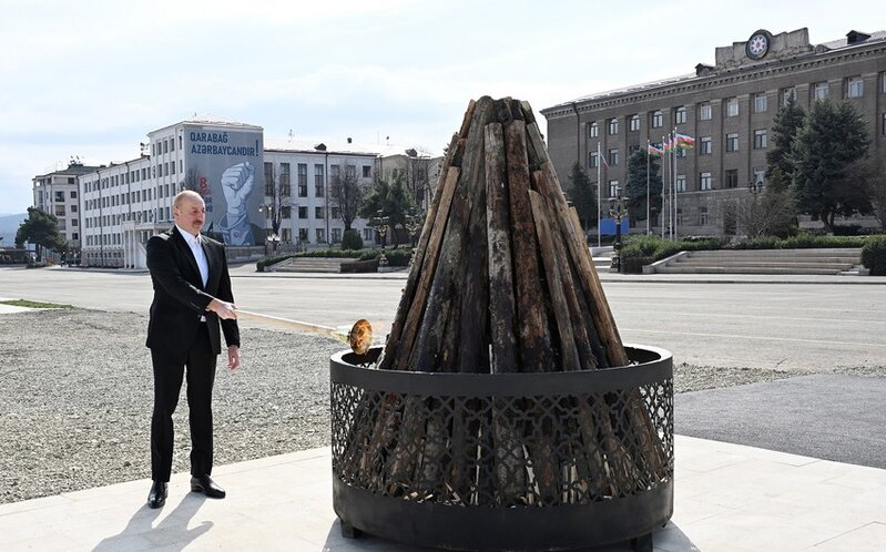 İlham Əliyev Xankəndi şəhərində Novruz tonqalını alovlandırdı