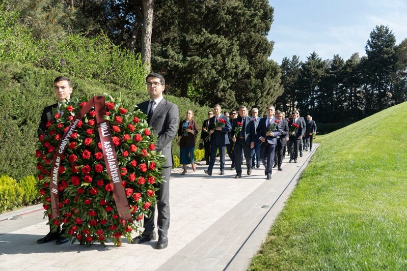 İCMA üzvləri Fəxri xiyabanı ziyarət etdilər - FOTO
