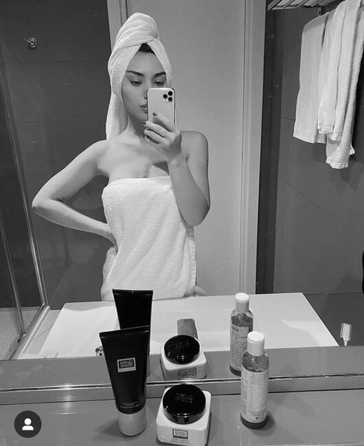 Azərbaycanlı aparıcıdan hamam xalatında poza - FOTO