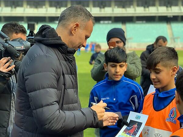 "Mançester Yunayted"in əfsanəvi futbolçusu Bakı Olimpiya Stadionunda - FOTO