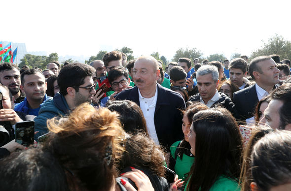 İlham Əliyev və Mehriban Əliyeva ağacəkmə aksiyasında - FOTO