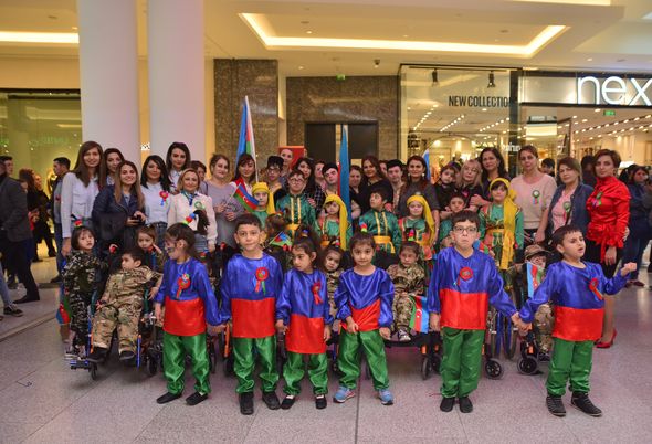 Daun sindromlu və serebral iflicli uşaqlardan Bayraq Günü fləşmobu - FOTO/VİDEO