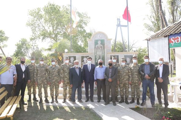 Xaçmazın İcra başçısı Aşağıoba və Aslanoba kəndlərində şəhidlərin məzarını ziyarət edib - FOTO