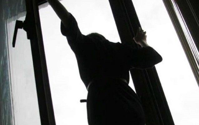 Sumqayıtda gənc qız binadan yıxıldı