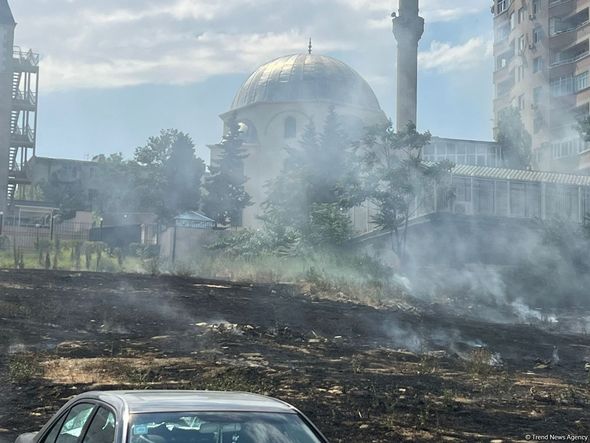 Bakıda açıq ərazi yanır - FOTO