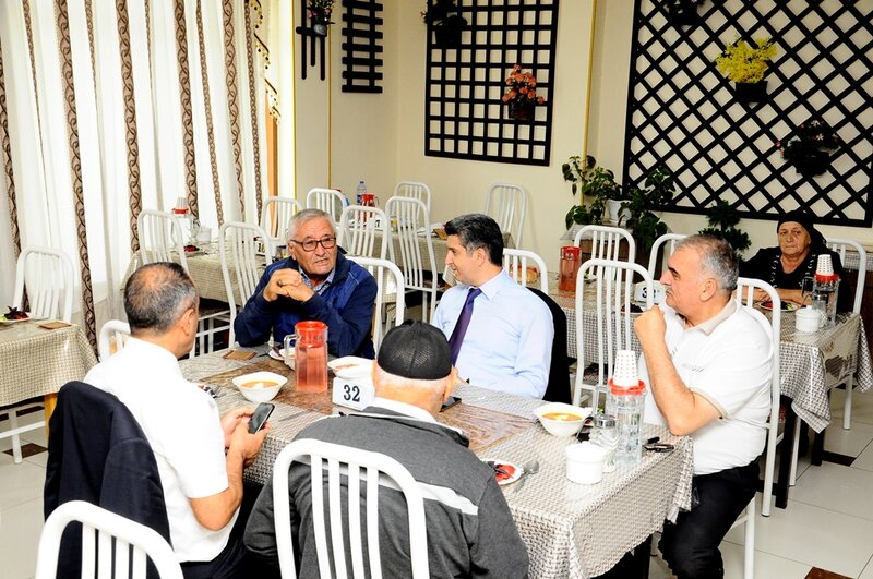 İcra başçısı turistlərlə - 