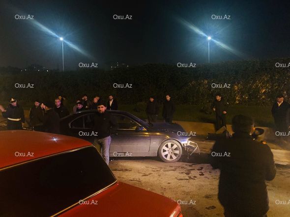 Bakıda sürücü qəza törədərək işıq dirəyini aşırdı - FOTO/VİDEO