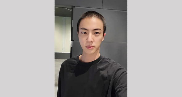 BTS ulduzu saçını kəsdirmək məcburiyyətində qaldı - FOTO