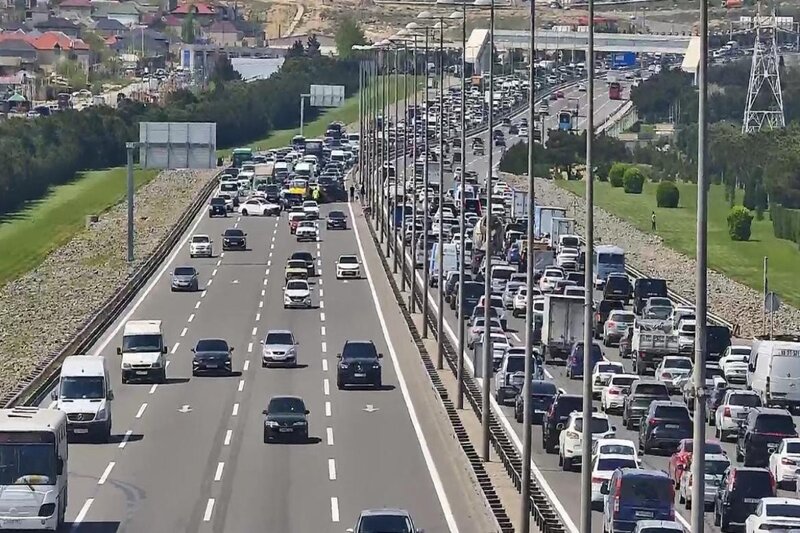 Aeroport şosesində qəza olub, yolda sıxlıq yaranıb