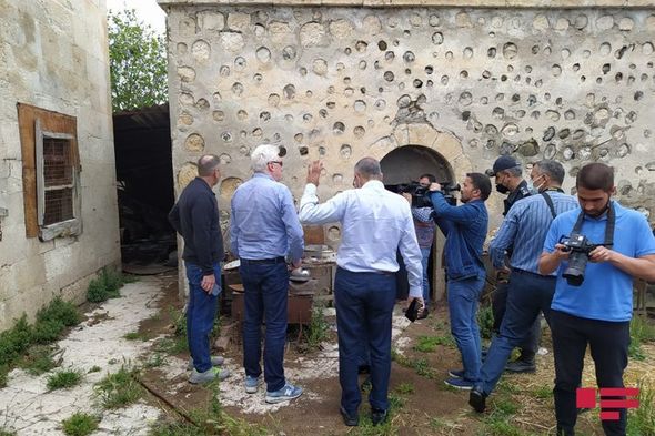 Rusiyalı deputatlar Allahverdi Bağırovun məzarı önündə - FOTO