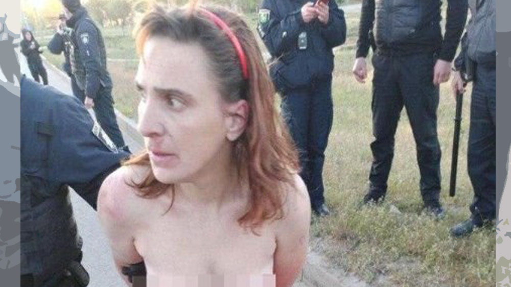 Dəhşətli hadisə: Əlində qızının kəsilmiş başı ilə çılpaq halda tutuldu – FOTO/VİDEO