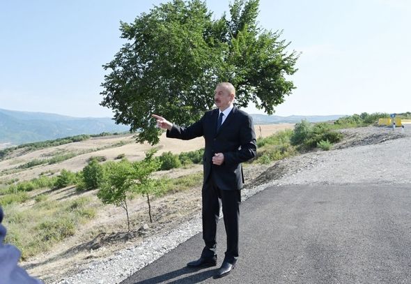Prezident yolun bir hissəsinin yenidən qurulması layihəsi ilə tanış olub - FOTO