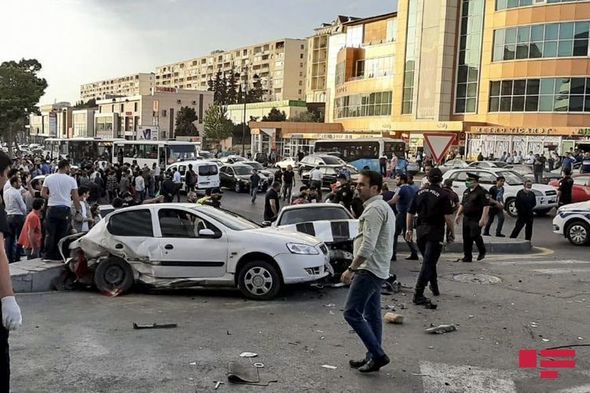 Məşhur Ticarət Mərkəzinin qarşısında ağır qəza: Yaralılar var - FOTO
