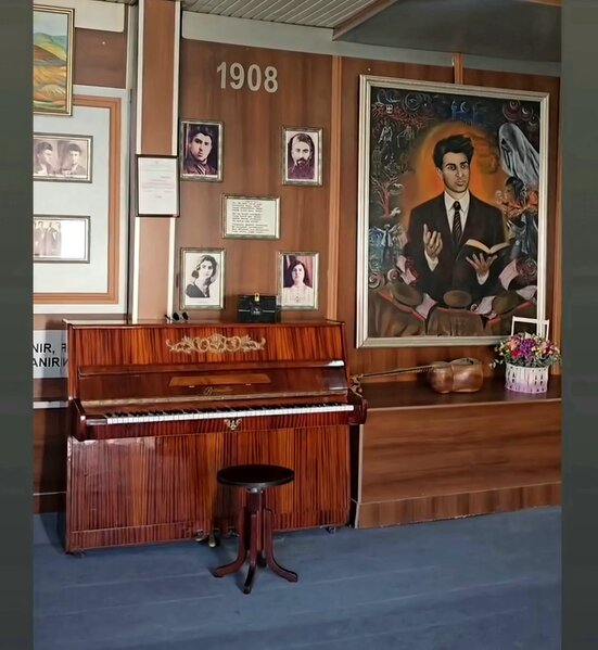 Elza Seyidcahan Mikayıl Müşfiqin ev muzeyinə piano və tar HƏDİYYƏ ETDİ - FOTO