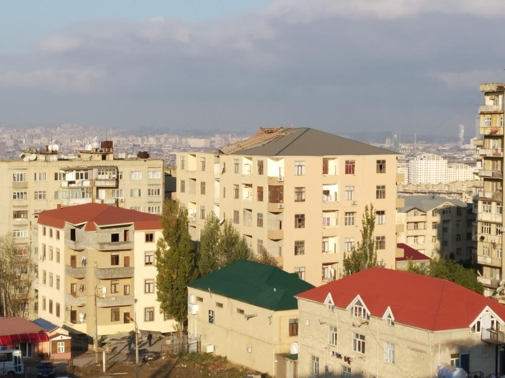 Bakıda külək binanın dam örtüyünü uçurub - FOTOLAR