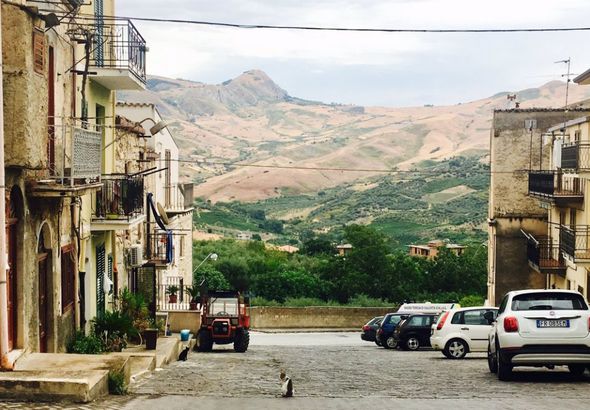 Siciliyada evlər bir avroya satılır - FOTO